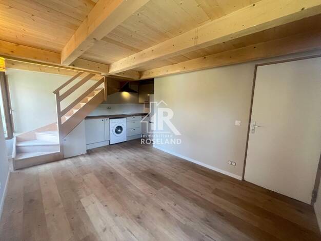Appartement à louer 660 € 2 pièces 1 chambre 30 m² Dernier étage, Étage 2/2 La Tour 06420