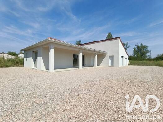 Maison de plain-pied à vendre 455 000 € 4 pièces 3 chambres 147,4 m² 8 392 m² de terrain Petite Couronne Riom 63200