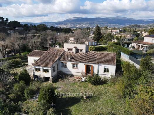 Maison de plain-pied à vendre 699 500 € 7 pièces 3 chambres 186,2 m² 1 850 m² de terrain Grand'Piece-Les Plaines Mouans-Sartoux 06370