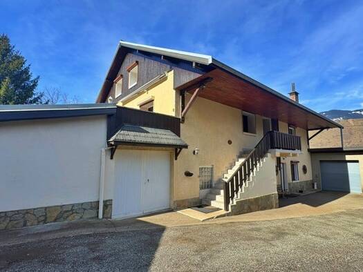 Maison à vendre 380 000 € 8 pièces 4 chambres 308 m² 3 043 m² de terrain Peripherie Saint-Jean-de-Maurienne 73300