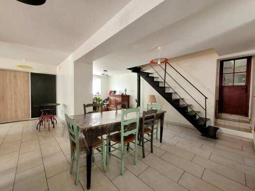 Maison à vendre 239 900 € 6 pièces 3 chambres 126 m² 371 m² de terrain Est Riom 63200