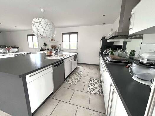 Maison de plain-pied à vendre 494 000 € 4 pièces 2 chambres 201 m² 2 191 m² de terrain Ouest Entraigues-sur-la-Sorgue 84320