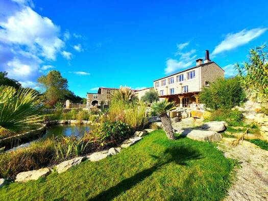 Maison à vendre 2 083 000 € 9 pièces 6 chambres 410 m² 11 800 m² de terrain Saint-Sauveur-de-Cruzières 07460