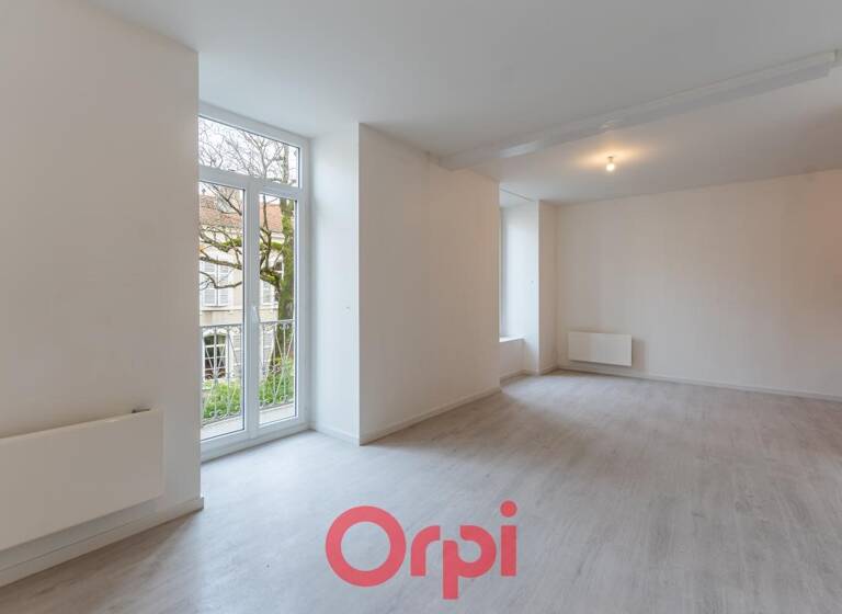 Duplex à louer 654 € 4 pièces 3<br/>chambres 95,9 m²<br/>superficie 3<br/>étages Centre Villle Privas 07000