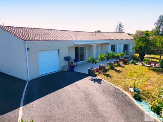 Maison de plain-pied à vendre 371 000 € 5 pièces 3 chambres 156 m² 1 200 m² de terrain Centre Saintes 17100