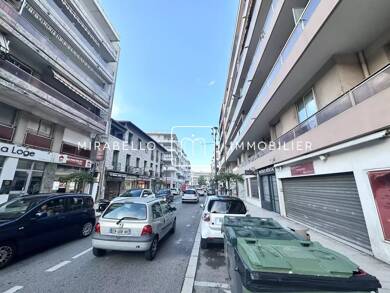 Local commercial à louer 1 200 € 70 m² de surface de vente Saint-Laurent-du-Var 06700