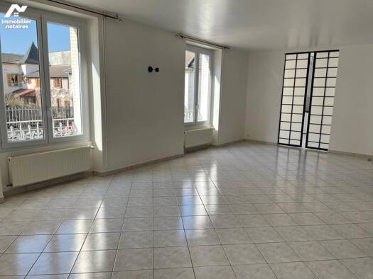 Appartement à louer 781 € 3 pièces 2 chambres 104 m² RDC/2 Oyonnax 01100