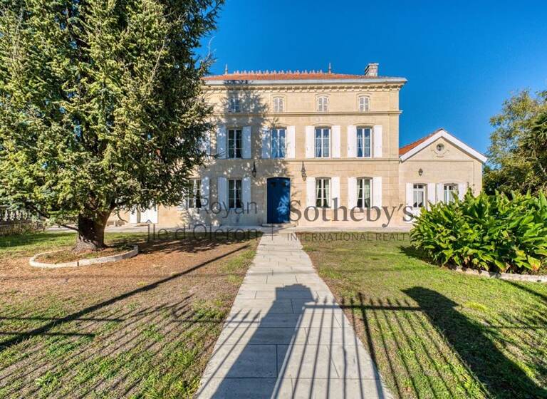 Demeure à vendre 855 000 € 13 pièces 8<br/>chambres 500 m²<br/>superficie 3 802 m²<br/>terrain Cognac 16100