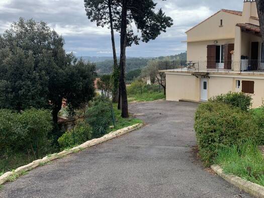 Maison à louer 1 570 € 4 pièces 3 chambres 101 m² 900 m² de terrain Centre Saint-Mitre-les-Remparts 13920