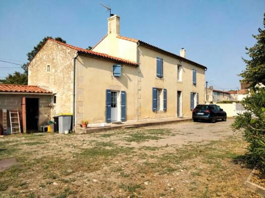 Maison à vendre 220 000 € 6 pièces 3 chambres 147 m² 1 465 m² de terrain Benet 85490