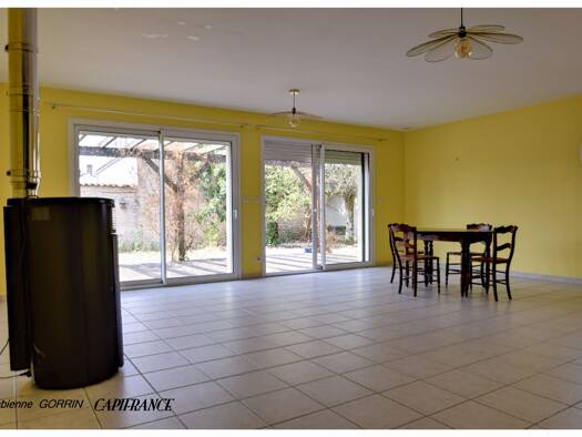 Maison de plain-pied à vendre 295 000 € 5 pièces 3 chambres 115 m² 734 m² de terrain Saint-Jean-de-Liversay 17170