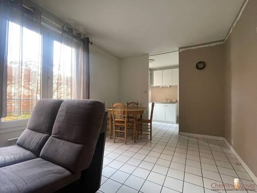 Appartement à louer 675 € 1 pièce 30,6 m² RDC Oiselet la Grive Bourgoin-Jallieu 38300