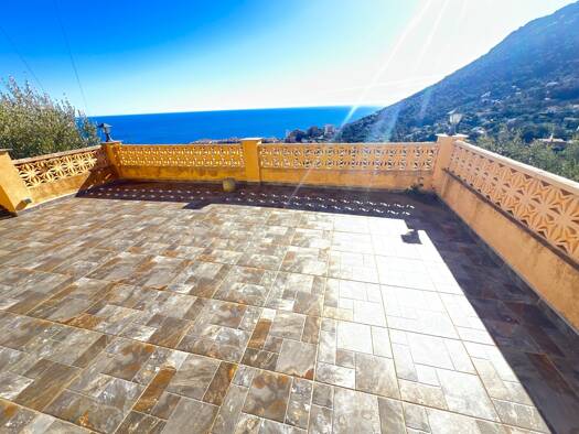 Maison à vendre 1 550 000 € 9 pièces 6 chambres 232 m² 2 018 m² de terrain Centre Beausoleil 06240