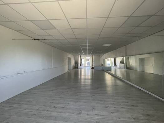 Local commercial à louer 730 € 117 m² de surface de vente Nord Pézenas 34120