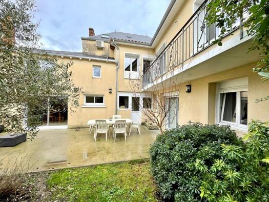 Maison de ville à vendre 294 000 € 7 pièces 5 chambres 245,9 m² 350 m² de terrain Les Loges Parthenay 79200