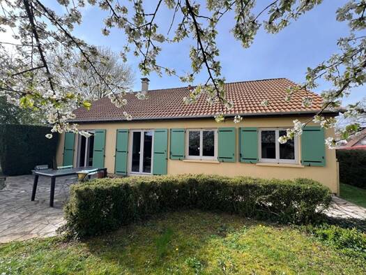Maison de plain-pied à vendre 197 600 € 4 pièces 3 chambres 103 m² 652 m² de terrain Neuville-sur-Sarthe 72190