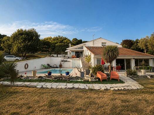 Maison à vendre 641 700 € 6 pièces 4 chambres 310 m² 11 341 m² de terrain Saint-Dizant-du-Gua 17240