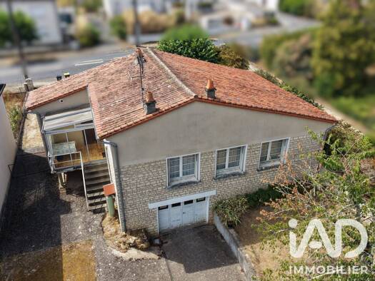 Maison à vendre 74 000 € 4 pièces 3 chambres 76,62 m² 950 m² de terrain Civray 86400