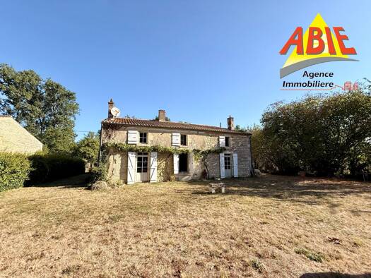 Maison à vendre 215 250 € 5 pièces 3 chambres 230 m² 3 213 m² de terrain Saint-Sigismond 85420