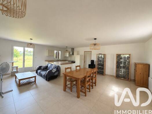 Maison de plain-pied à vendre 168 000 € 3 pièces 2 chambres 75 m² 734 m² de terrain Yvré-le-Pôlin 72330