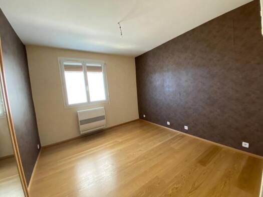 Appartement à louer 810 € 4 pièces 3 chambres 107,3 m² Étage 1/1 Laragne 05300