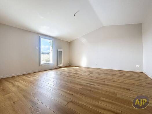 Appartement à louer 845 € 3 pièces 2 chambres 53 m² Étage 3/3 Pentagone La Roche-sur-Yon 85000