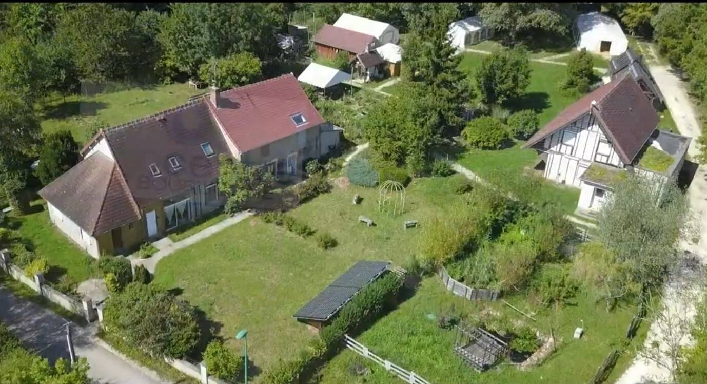 Maison à vendre, 388m², SAINT AMAND EN PUISAYE