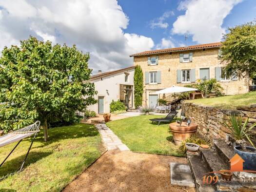 Maison à vendre 825 000 € 7 pièces 5 chambres 275 m² 779 m² de terrain Pommiers 69480