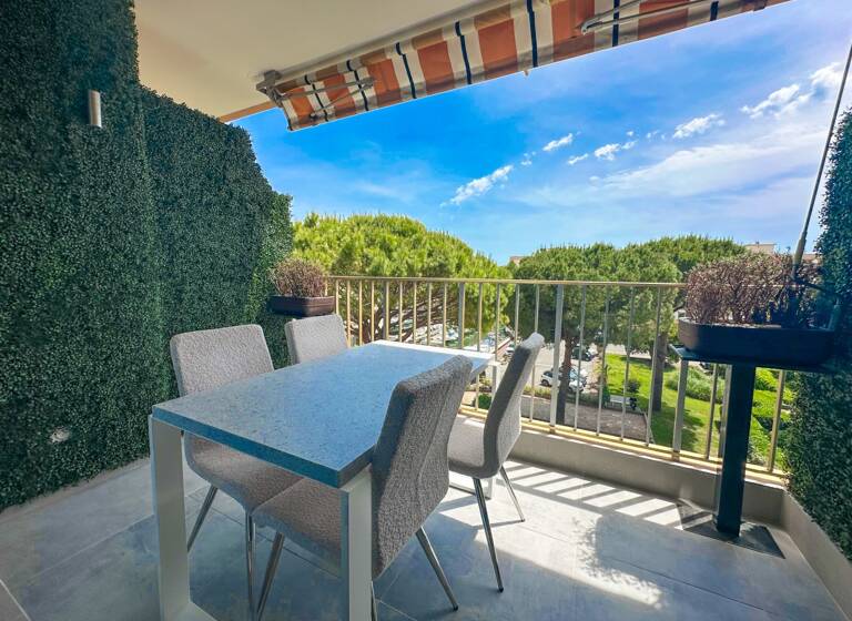 Appartement à vendre 297 000 € 2 pièces 1<br/>chambre 46,8 m²<br/>superficie Dernier étage, 4/4<br/>étage Le Cottage Mandelieu-la-Napoule 06210