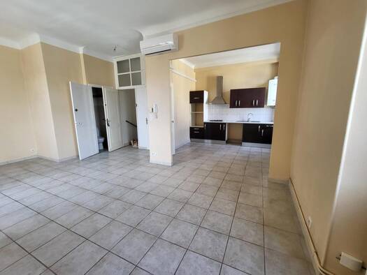 Duplex à louer 840 € 3 pièces 2 chambres 78 m² 1er étage Les Aires de la Dîme Salon-de-Provence 13300