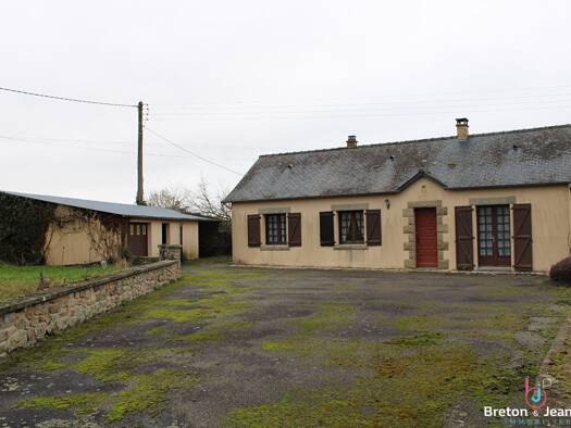 Maison de plain-pied à vendre 121 150 € 4 pièces 2 chambres 70 m² 9 910 m² de terrain Juvigné 53380