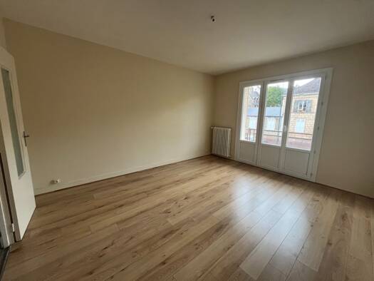 Appartement à louer 1 030 € 4 pièces 3 chambres 80 m² Étage 1/2 Etampes 91150