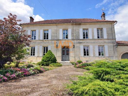 Maison à vendre 399 000 € 10 pièces 7 chambres 292 m² 5 300 m² de terrain Germignac 17520