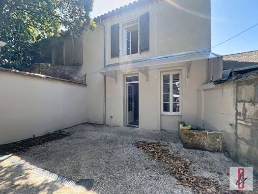 Immeuble à vendre 372 750 € 211 m² La Couronne 16400