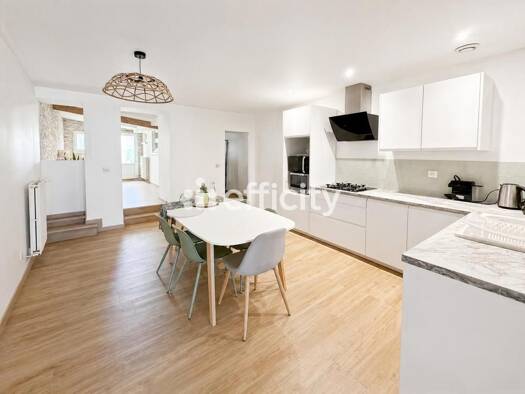 Maison de ville à vendre 250 000 € 5 pièces 3 chambres 125 m² 194 m² de terrain Centre Saintes 17100