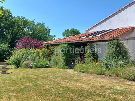 Maison à vendre 235 500 € 8 pièces 4 chambres 144 m² 1 576 m² de terrain Saint-Laurent-sur-Sèvre 85290