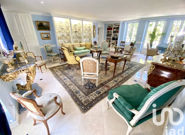 Demeure à vendre 288 000 € 7 pièces 4<br/>chambres 260 m²<br/>superficie 437 m²<br/>terrain Est Évron 53600