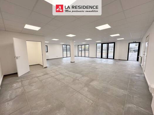 Boutique à louer 3 700 € 4 pièces 325 m² de surface de vente Saint-Marcel 27950