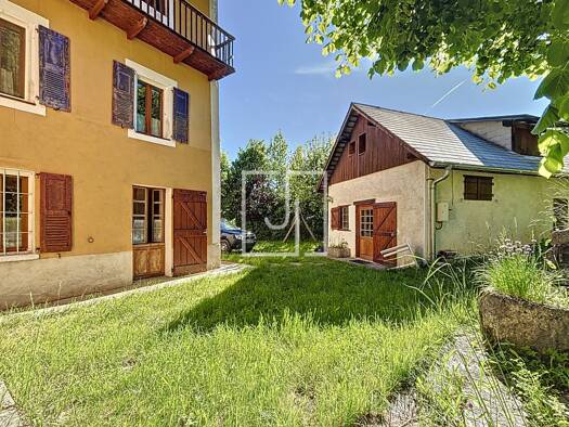 Villa à vendre 980 000 € 10 pièces 6 chambres 645 m² 22 230 m² de terrain Enchastrayes 04400