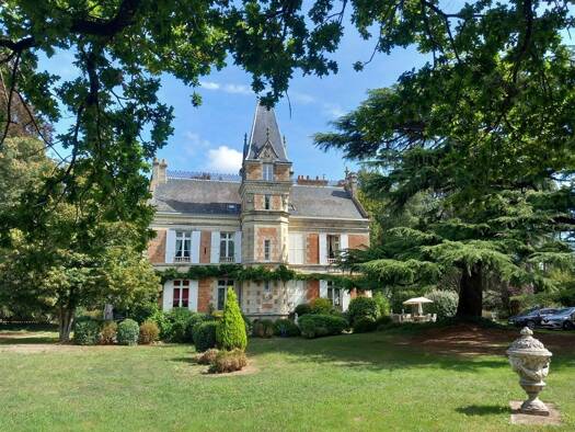 Château à vendre 1 296 000 € 15 pièces 7 chambres 450 m² 42 000 m² de terrain Saint-Philbert-de-Grand-Lieu 44310