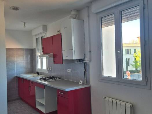 Appartement à louer 670 € 2 pièces 1 chambre 34 m² 1er étage Capevaire-La Boetie Berre-l'Étang 13130