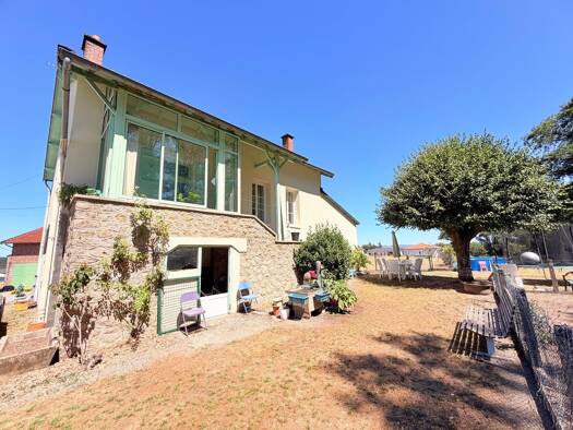 Maison à vendre 329 000 € 6 pièces 4 chambres 170 m² 9 418 m² de terrain Est Saint-Junien 87200