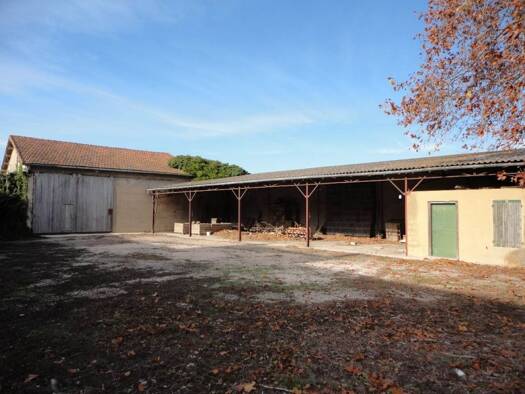 Entrepôt à louer 1 500 € 350 m² d'espace de stockage Est Entraigues-sur-la-Sorgue 84320