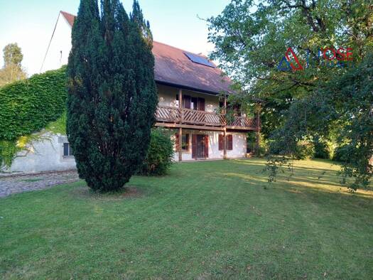 Villa à vendre 520 000 € 9 pièces 6 chambres 270 m² 3 600 m² de terrain Crissey 39100
