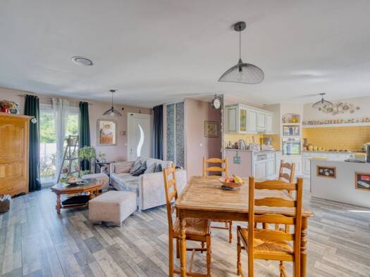 Maison de plain-pied à vendre 328 000 € 7 pièces 4 chambres 135 m² 1 253 m² de terrain Ecarts Tonnay-Charente 17430
