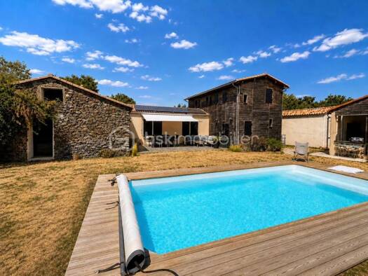 Maison de plain-pied à vendre 375 000 € 7 pièces 5 chambres 180 m² 1 321 m² de terrain Les Brouzils 85260