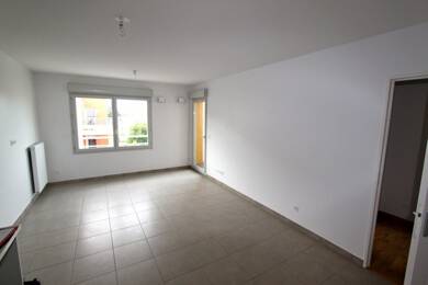 Appartement à louer 792 € 3 pièces 2 chambres 55,8 m² Étage 3/1 Pierre-Benite 69310