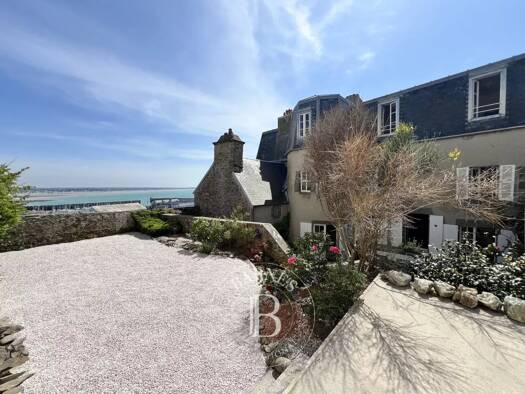 Maison de ville à vendre 1 732 500 € 11 pièces 8 chambres 277 m² 538 m² de terrain Des Ports Granville 50400