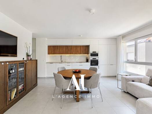 Appartement à vendre 375 000 € 3 pièces 2 chambres 62 m² Étage 2/2 Échenevex 01170