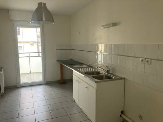 Appartement à louer 983 € 3 pièces 2 chambres 71 m² Étage 3/6 Chaprais - Cras Besancon 25000